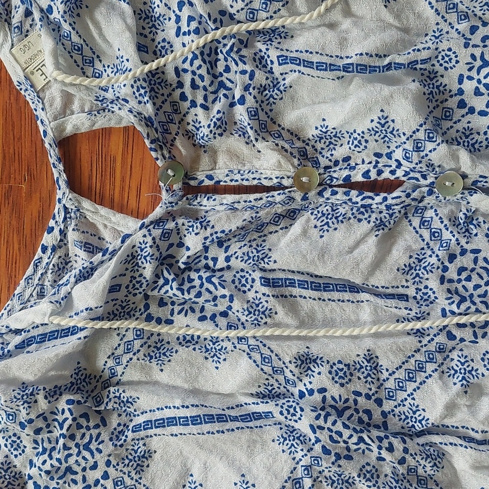 Cold‎ shoulder top - Picture 2 of 8